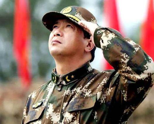 丁晓兵献花烈士,铭记英雄,传承精神,致敬英雄烈士,传承英雄精神——丁晓兵献花缅怀英雄