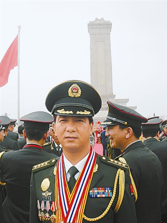 丁晓兵献花烈士,铭记英雄,传承精神,致敬英雄烈士,传承英雄精神——丁晓兵献花缅怀英雄