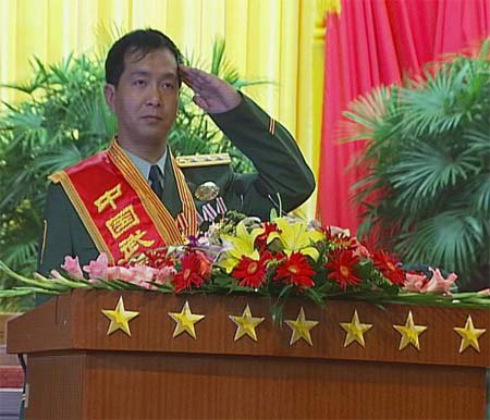 丁晓兵献花烈士,铭记英雄,传承精神,致敬英雄烈士,传承英雄精神——丁晓兵献花缅怀英雄