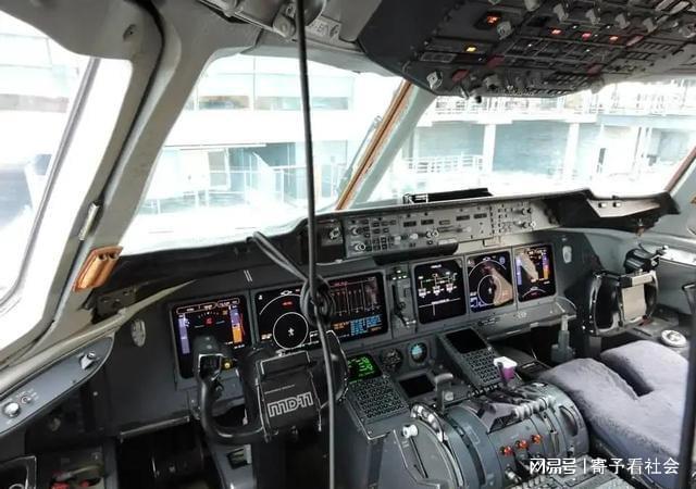 直-19驾驶舱,探索现代化武装直升机的核心区域,直-19驾驶舱,现代化武装直升机核心区域探秘