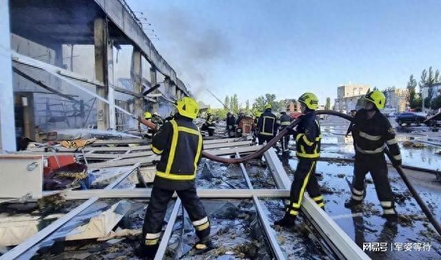 乌克兰攻击俄罗斯机场,复杂局势下的深度解析,乌克兰攻击俄罗斯机场,局势深度解析与影响探讨