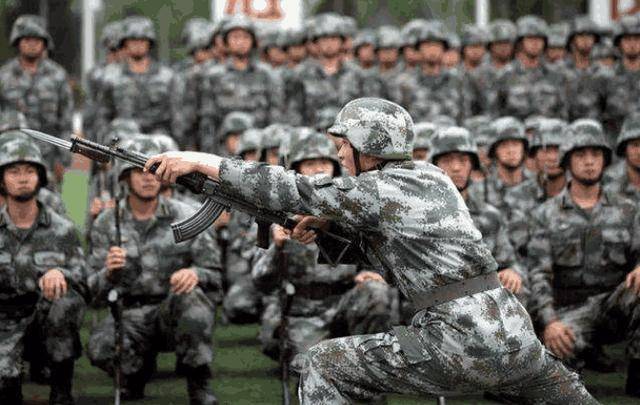 刚进入部队的日常训练,新兵初入部队的日常训练生活